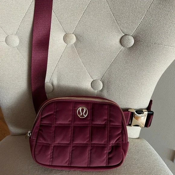 NWT Everywhere Belt Bag Quilted Velour 1L
Color: wine berry
Size: ONE SIZE - Picture 1 of 4